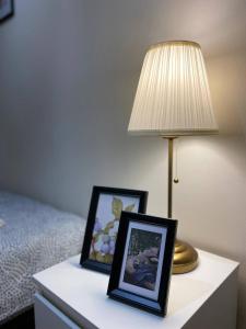 华沙HALBY rooms Rondo ONZ的一张桌子,上面有两张照片,上面有台灯