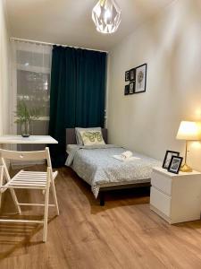 华沙HALBY rooms Rondo ONZ的一间卧室配有一张床、一张桌子和一张书桌