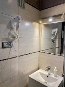 华沙HALBY rooms Rondo ONZ的一间带水槽和镜子的浴室