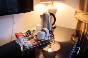 布里真德伊维尼农场旅馆的茶盘,茶盘上装有杯子,茶台上装有咖啡壶