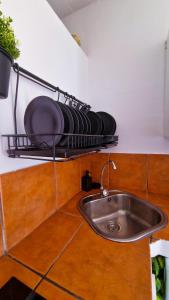 塞博河畔卡莱塔El poniente的架子上带水槽和盘子的厨房台面