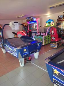 鲁西隆地区卡内Mobil home Canet Roussillon 4 étoiles le Mar Estang 8 pers的儿童游戏室,带电子游戏