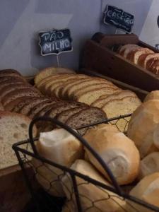 皮拉西卡巴I-Hotel Piracicaba的面包店上陈列着一束面包