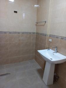 KitimēMENBi's Apartment的浴室配有白色水槽和淋浴。