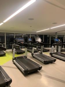 里约热内卢Hotel Nacional RJ - Vista Mar的健身房,配有各种跑步机和机器
