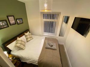 华盛顿Wellbank View - Brand New的一间卧室配有一张床,其中配有长凳