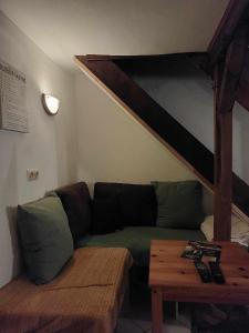 拉罗什-阿登Le Vieux La Roche的客厅配有绿色沙发和桌子