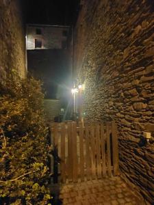 拉罗什-阿登Le Vieux La Roche的木凳,晚上坐在石墙旁边