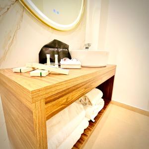 德罗贝塔-塞维林堡克里帕酒店的浴室设有毛巾和镜子的台面