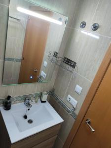 贝尼卡洛Apartamento para 6 en Benicarló的一间带水槽和镜子的浴室