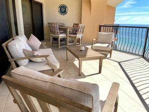 佩尼亚斯科港Sonoran Sea Resort Oceanfront PENTHOUSE的一个带桌椅的海景阳台