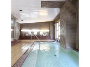 山之内町Hotel Mount Shiga - Vacation STAY 95224v的设有一个大型游泳池,