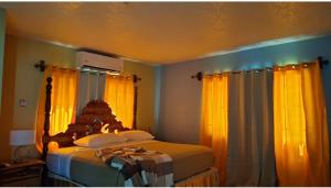 拉纳韦贝Hill view Vacational Rental的一间卧室配有黄色窗帘的床