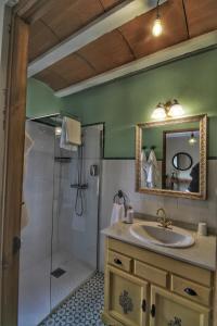 托莱多Casa de Vivar a 5 minutos de Puy du Fou的浴室配有盥洗盆和带镜子的淋浴