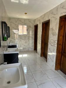 瓦迪拉姆Mohammed Wadi Rum Camp的白色的浴室设有水槽和浴缸。