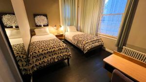 旧金山市中心试金石酒店的酒店客房设有两张床和窗户。