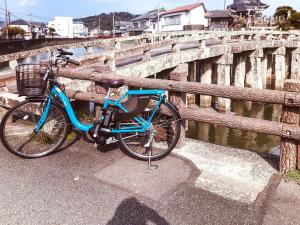天草市Eimiya Ryokan - Vacation STAY 36348v的停在桥边的一辆蓝色自行车