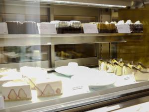 天草市Eimiya Ryokan - Vacation STAY 36348v的面包店的展示箱,有不同种类的蛋糕
