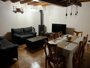 El Rinconcito de Cinderellana的客厅配有桌子和壁炉