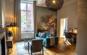 博恩Kasteel Wolfrath的客厅配有蓝色的沙发和桌子