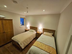 韦斯特波特Central Westport Town House的卧室内的两张床,配有两张台灯。
