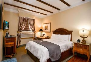 格伦代尔Brand Plaza Hotel的一间卧室设有一张大床和一个窗户。