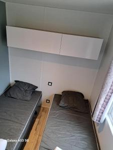 乌伊斯特勒昂RIVA BELLA MH 171的小房间设有两张床和窗户