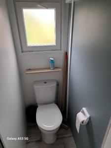 乌伊斯特勒昂RIVA BELLA MH 171的一间带卫生间和窗户的小浴室