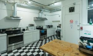 旧金山1080 Folsom Residences的一间厨房,配有白色家电和 ⁇ 板地板