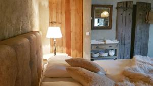 维尔雅尔姆Le Lodge des Flâneurs的一间带沙发、灯和镜子的卧室