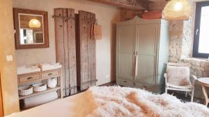维尔雅尔姆Le Lodge des Flâneurs的一间客厅,配有大白色地毯和橱柜