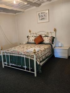 GinginCountry Retreat The Blue Cottage的卧室配有一张床