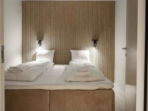 奥勒Mountain Retreat for 4 in Are Ski-In Ski-Out Apt的一间卧室配有一张带两个枕头的床