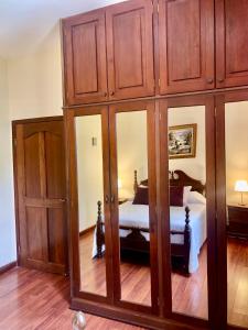 科潘玛雅遗址Apartamento Mayan Plaza的一间卧室配有一张大木柜和床