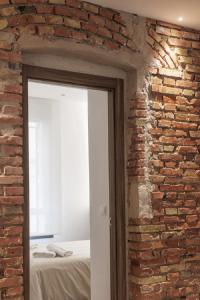 洛格罗尼奥Luxury flats PCL by Clabao的一间设有砖墙和门廊的房间