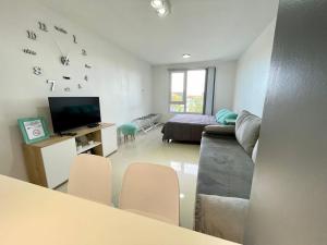 乌斯怀亚Ushuaia apartments的带沙发和电视的客厅