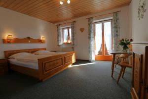 比绍夫斯维森Gästehaus Hillebrand的卧室配有床、桌子和窗户。