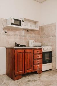 皮科将军镇Boulevard Six的厨房配有水槽和墙上的微波炉