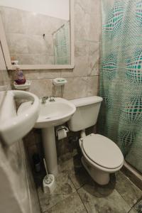 皮科将军镇Boulevard Six的浴室配有卫生间、盥洗盆和淋浴。