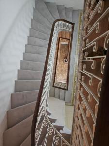弗洛里亚纳San Francisco Studios Valletta的通往大楼门的楼梯