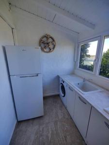 KoolbaaiCole Bay Retreat的厨房配有白色冰箱和水槽