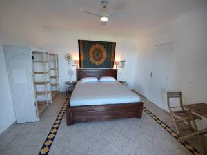 KoolbaaiCole Bay Retreat的卧室配有一张床铺,位于带桌子的房间