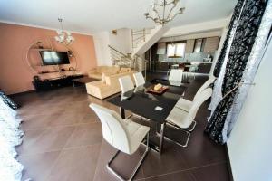 卡尼奥提Villas Hanioti的客厅配有餐桌和白色椅子