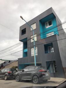 乌斯怀亚Ushuaia apartments的停在大楼前的汽车