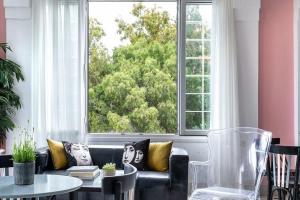 巴特斯欧安洛萨海滩酒店的带沙发和大窗户的客厅