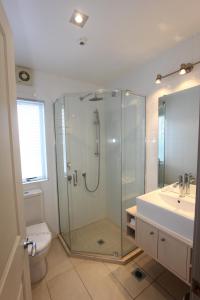 怀蒂昂格克罗斯耐斯特公寓式酒店的带淋浴、卫生间和盥洗盆的浴室