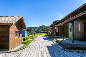 弗洛里亚诺波利斯Cabanas aconchegantes. Desfrute da natureza e praia的一条鹅卵石街道,在一些建筑前