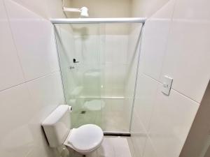 坎普斯戈伊塔卡济斯Studio #3 Rubi的白色的浴室设有卫生间和淋浴。