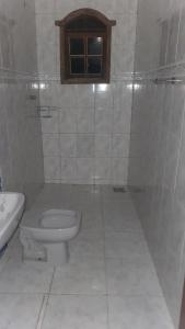贝洛奥里藏特Hostel Kinu的白色的浴室设有卫生间和窗户。