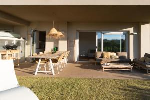 米哈斯科斯塔Chic 3BR Haven - Luxury Ground Floor - La Cala Golf的用餐室以及带桌椅的起居室。
